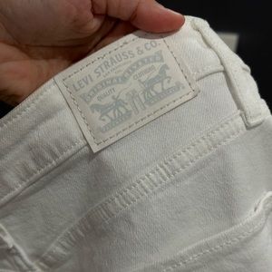 White Levi’s jeans. Size 30
